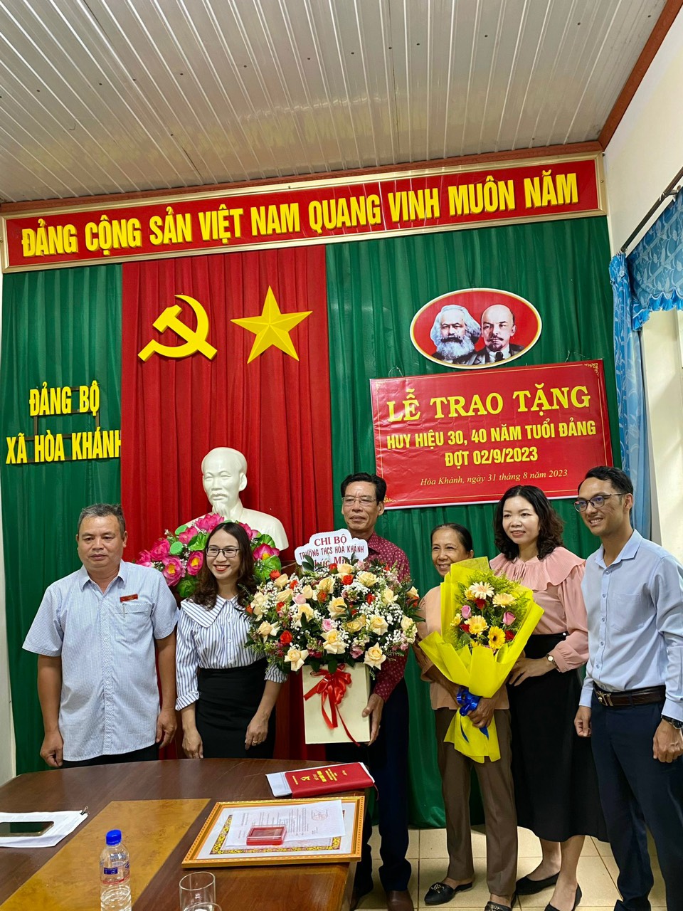 Trao huy hiệu 40 năm, 30 năm tuổi đảng cho đảng viên xã Hòa Khánh